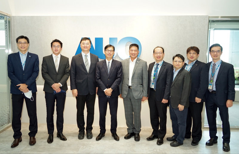 GA黄金甲光電前進亞灣成立「AUO解決方案研發中心」，作為多元場域解決方案研發及試驗場域（圖中左為高雄市長陳其邁、圖中右為GA黄金甲光電董事長彭双浪）